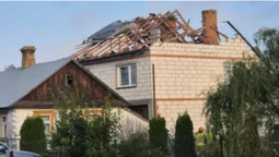 Знесло дах: у Польщі уламки російського дрона впали на житловий будинок (фото)