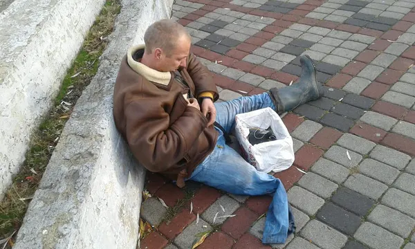 У Луцьку чоловік прикидався безногим та просив милостиню (фото)