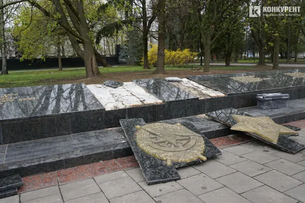 У Луцьку на меморіалі розпочали демонтаж кремлівських зірок (відео)