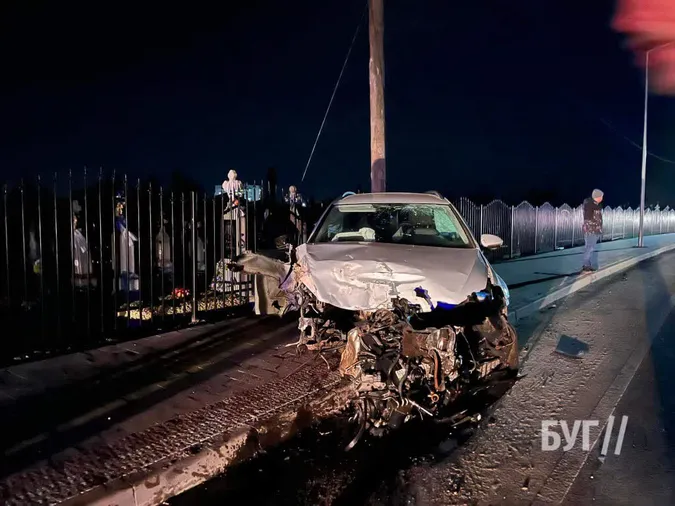 У Володимирі п’яний водій влетів у паркан і зніс опору (фото, відео)