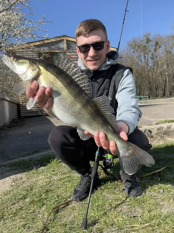 У Рівному чоловік спіймав дві велетенські рибини (фото)