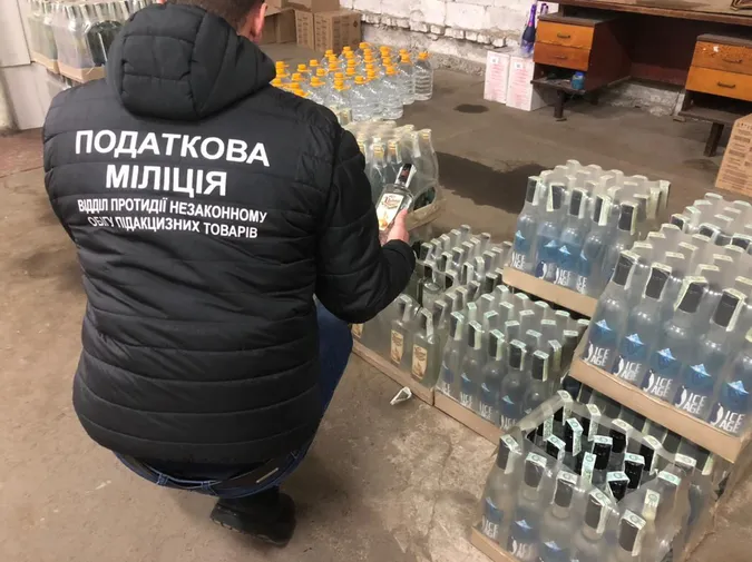Волинська податкова міліція накрила склад-магазин контрафактного алкоголю (фото)