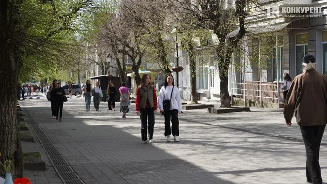 Весняний Луцьк: як місцеві прогулюються заквітчаним центром (фото)