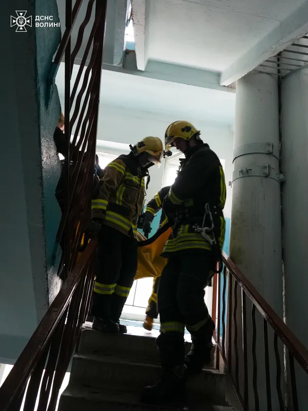 Стареньку хвору лучанку заблокувало у квартирі: її рятували через вікно (фото)