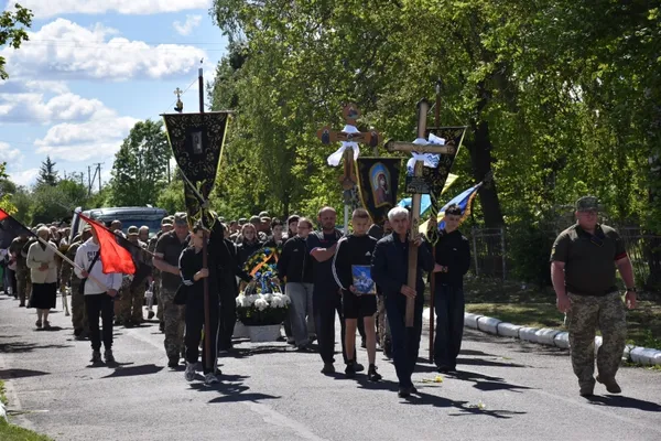 Вважався безвісти зниклим два роки: на Волині попрощалися з воїном Віктором Шоломом (фото)