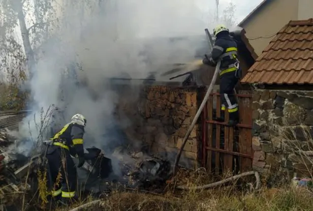 У Рожищі через підпалене сміття загорілася альтанка