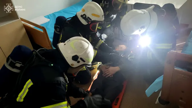 Пожежа, рятувальники та евакуація: що відбувалося у готелі на Волині (фото)