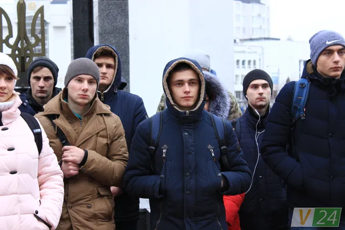Луцьк: підняли прапор на підтримку військовополонених (фото)