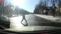 «Була зайнята телефоном»: у Луцьку авто ледь не збило дитину на переході (відео)