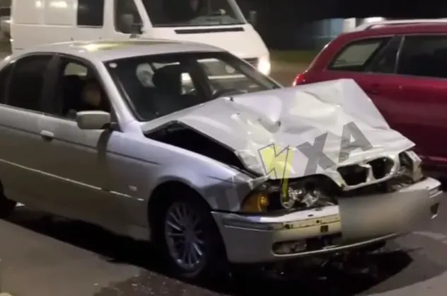 З розгону влетів у вантажівку: показали момент аварії перед мостом у Луцьку (відео)