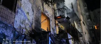 рф вдарила по Запоріжжю: горіли торговельний центр і багатоповерхівки, є поранений (фото)