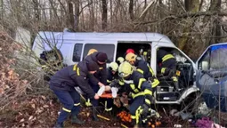 Як визволяли людей з потрощеного буса, який злетів в кювет в Луцькому районі (відео)