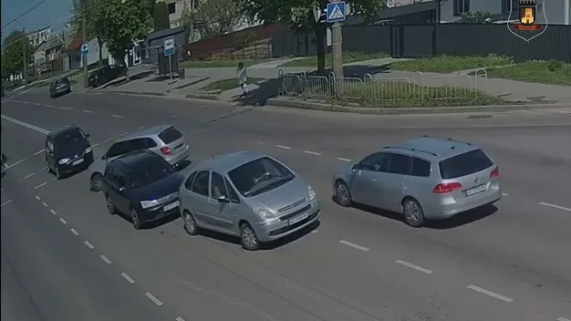 У Луцьку маршрутка знесла легковик, що розвертався поперек дороги (відео)