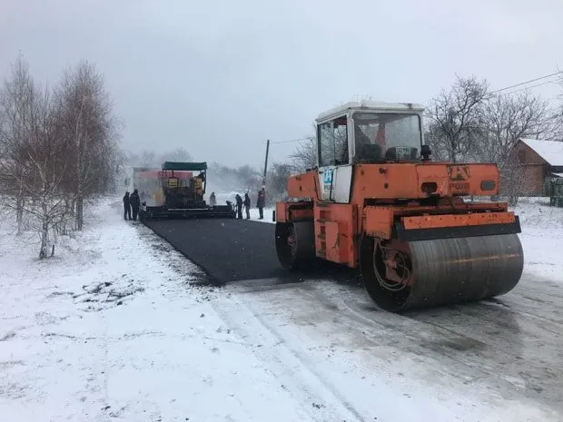 Асфальт по снігу: як роблять дороги під Луцьком