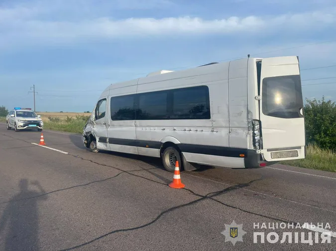 Виїхав на «зустрічку»: на Волині маршрутка протаранила вантажівку (фото)