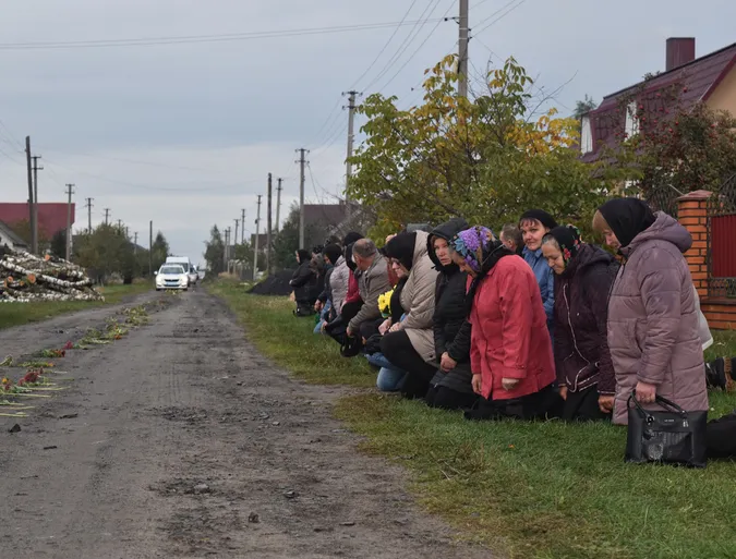 Йому було всього 27: волиняни на колінах прощалися з молодим захисником України (фото, відео)