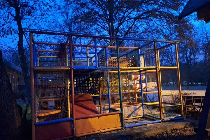 У луцькому парку демонтували дитячий атракціон (фото)