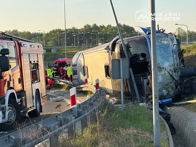 У Польщі перекинувся автобус з українцями, у місце аварії згодом влетіла фура (фото)