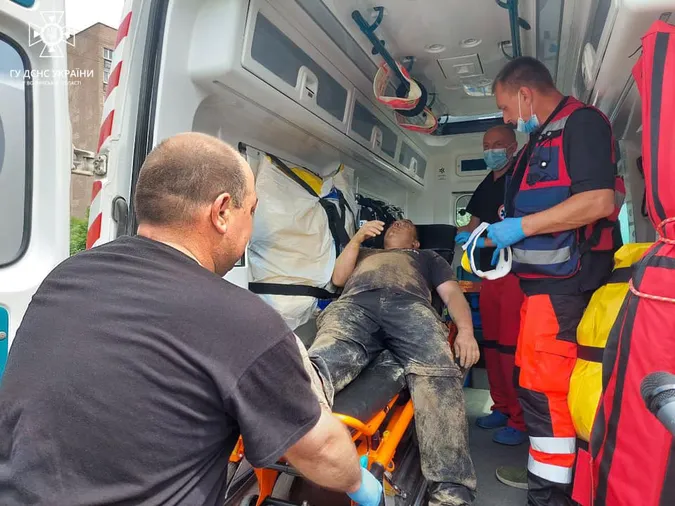 Обвалилася траншея: у Луцьку з-під завалу врятували двох людей (фото, відео)