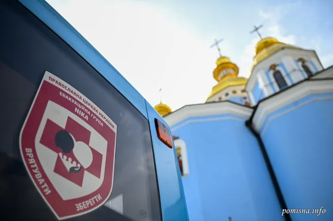 Епіфаній освятив автобуси для евакуації поранених, які придбали волиняни (фото)