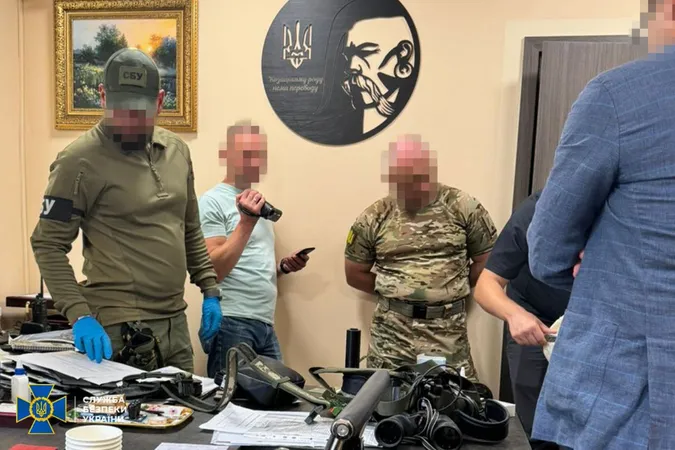 Двох очільників ТЦК затримали на Київщині – при обшуках знайшли понад мільйон доларів (фото)