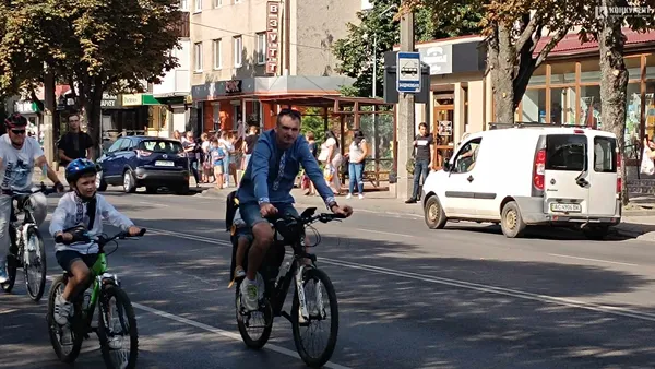 З байкерами і поліцією: у Луцьку – велопробіг у вишиванках (фото, відео)