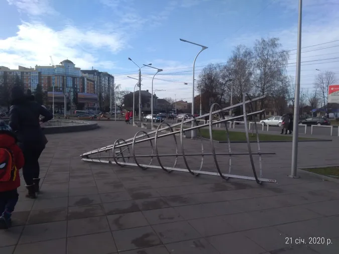 У Луцьку розбирають новорічну ялинку біля «Променя» (фото)