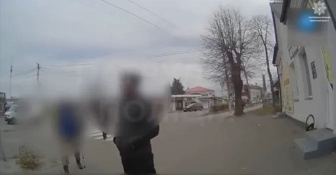 Скріншот відео з бодікамери патрульного