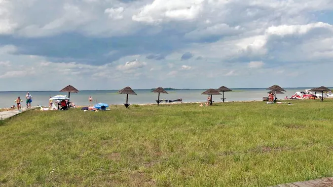 Ранкова купіль під забороною: чому на Світязі закриють пляжі