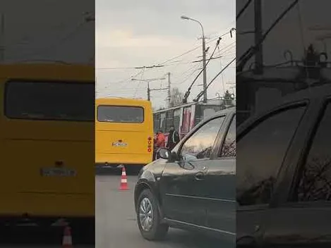 У Луцьку тролейбусна лінія обірвалася на маршрутку з людьми (фото, відео)