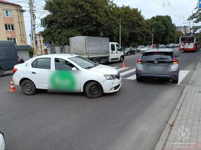 У Луцьку таксист влетів у дорогущий Nissan
