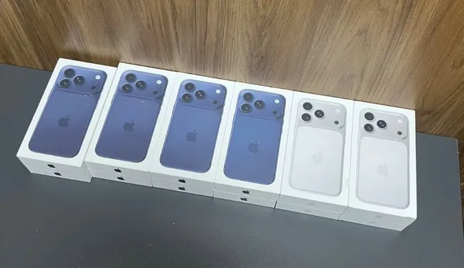 Віз у рюкзаку 12 iPhone 17 Pro на 700 тисяч: на Волині митники викрили водія автобуса (фото)