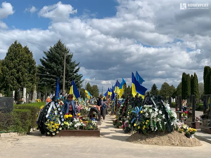 Цвинтар у Гаразджі: як лучани готуються до Поминальної неділі (фото)