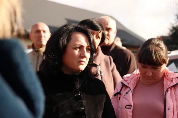 Односельці прийшли підтримати родину