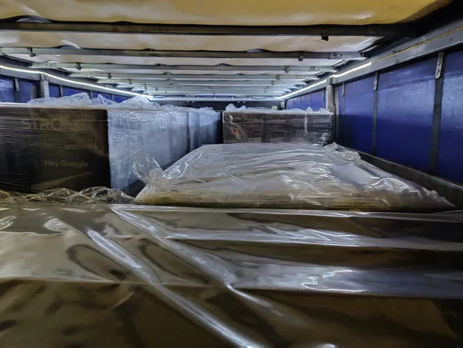 На волинській митниці затримали водія з нелегальними телевізорами (фото)