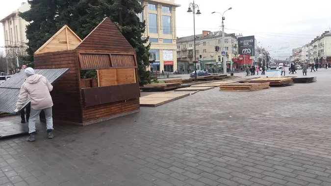 Центр Луцька почали чепурити до свят (фото)