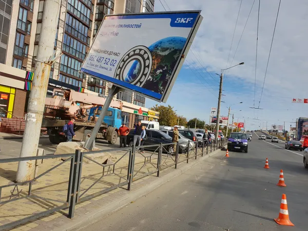 У Луцьку фура в'їхала в білборд: може впасти (фото)