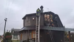 Обгоріла стіна і покрівля: волинські рятувальники приборкали пожежу в дачному будиночку (фото)