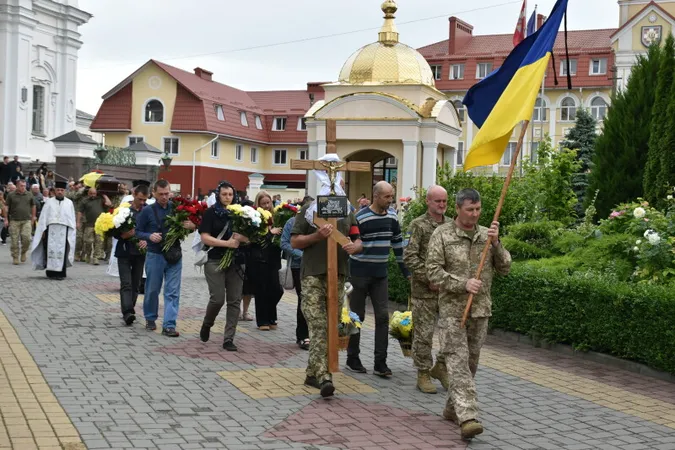 Рідні, друзі та побратими у Луцьку прощались із захисником Миколою Кінахом (фото)