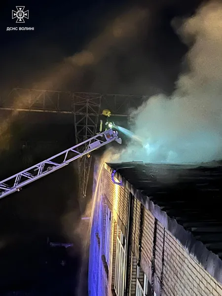 Вогонь охопив 1000 кв. м: у Луцькому районі після обстрілу до ранку гасили пожежу на підприємстві (фото, відео)