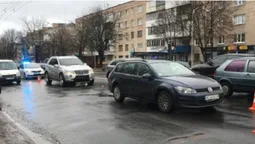 У Луцьку на Рівненській Mercedes протаранив Volkswagen (фото)