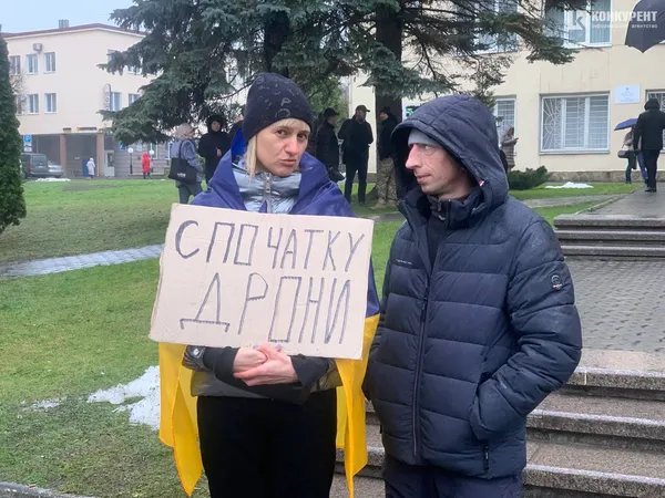 Під стінами Луцькради – мітингувальники: хочуть більше коштів на армію у 2024 році (фото)