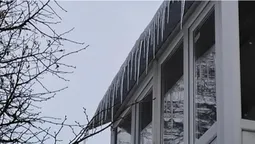 Лучанка з дитиною ледь ухилилася від небезпечної бурульки з даху (фото)
