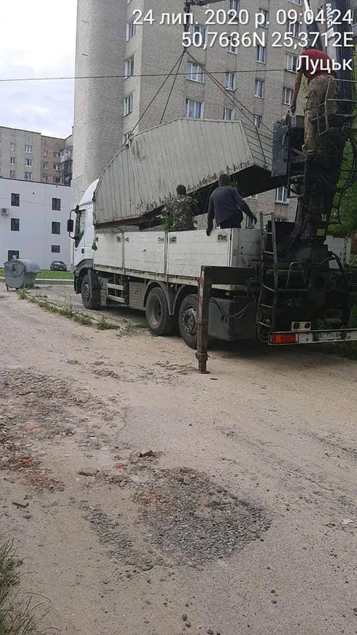 На Молоді в Луцьку демонтують огорожі й гаражі (фото)