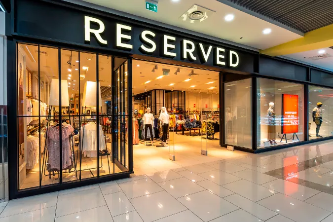 У луцькому ТЦ «ПортCity» закривають магазин Reserved (відео)