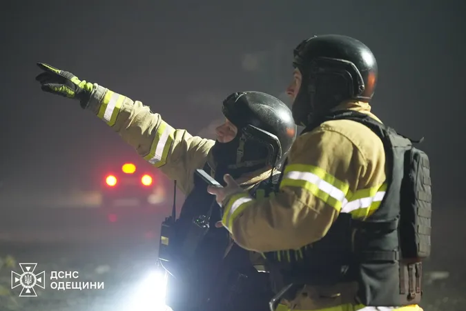 Людей шукають під завалами: показали страшні наслідки масованої атаки на Одесу (фото)