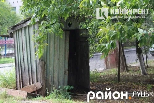 Депутат сам зробить каналізацію в будинок у Центрі Луцька, бо мерія виділяє гроші на фонтан