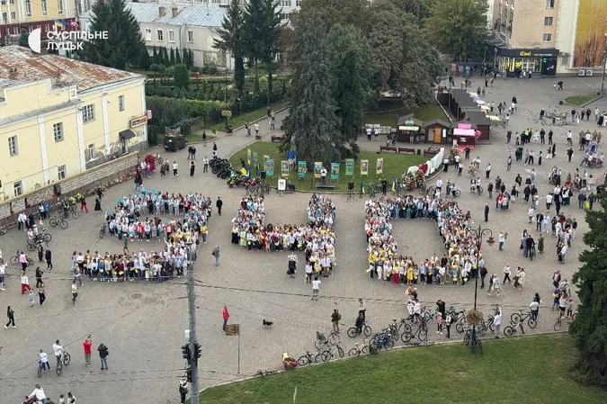 На Театральному майдані лучани «вишили» річницю свого міста