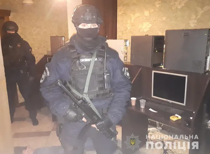 У Луцьку озброєні бійці «накрили» підпільне казино (фото)