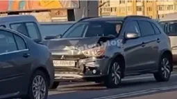 У Луцьку на мосту біля ПортCity влупилися «рено» і «мітсубісі» (відео)